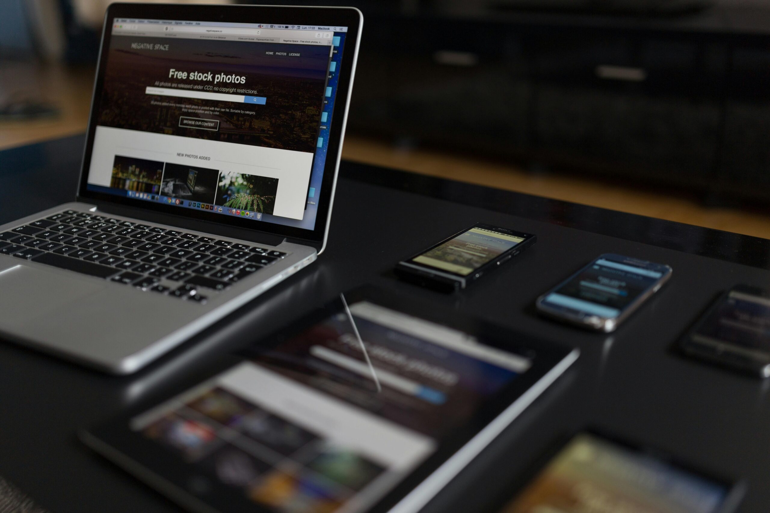 Laptop, tablets and phones on a desk, representing online advertising, PPC and marketing.