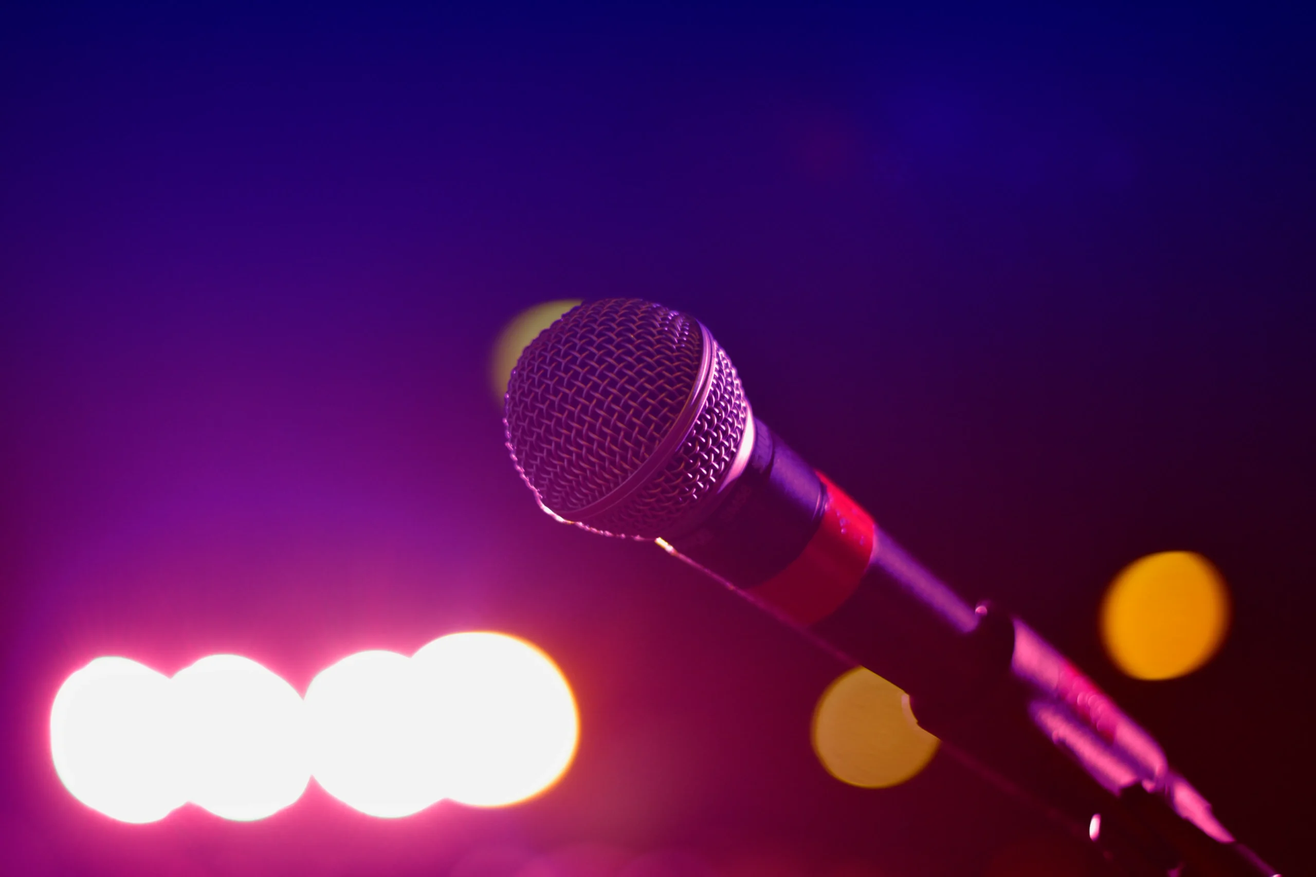 A microphone illuminated with stage lights, representing how Taboola can amplify your voice and drive more clicks with effective native advertising.